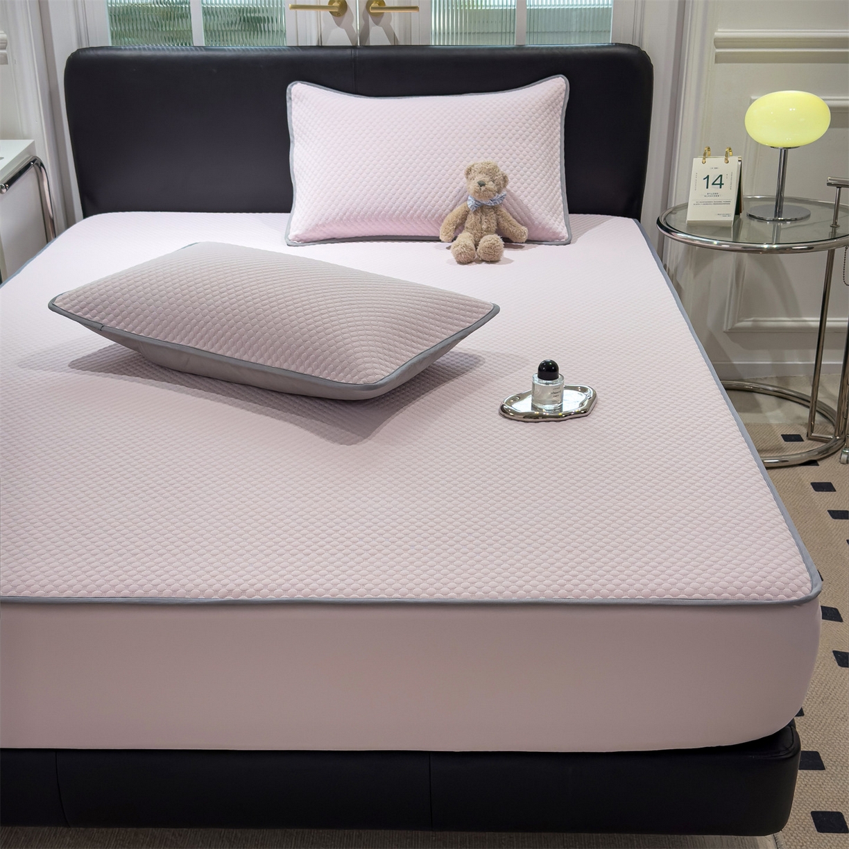 91家纺网 家纺一手货源 找家纺 乐家欣 2025新款A类5A抗菌级针织豆豆床笠系列 豆豆床笠-蜜桃粉