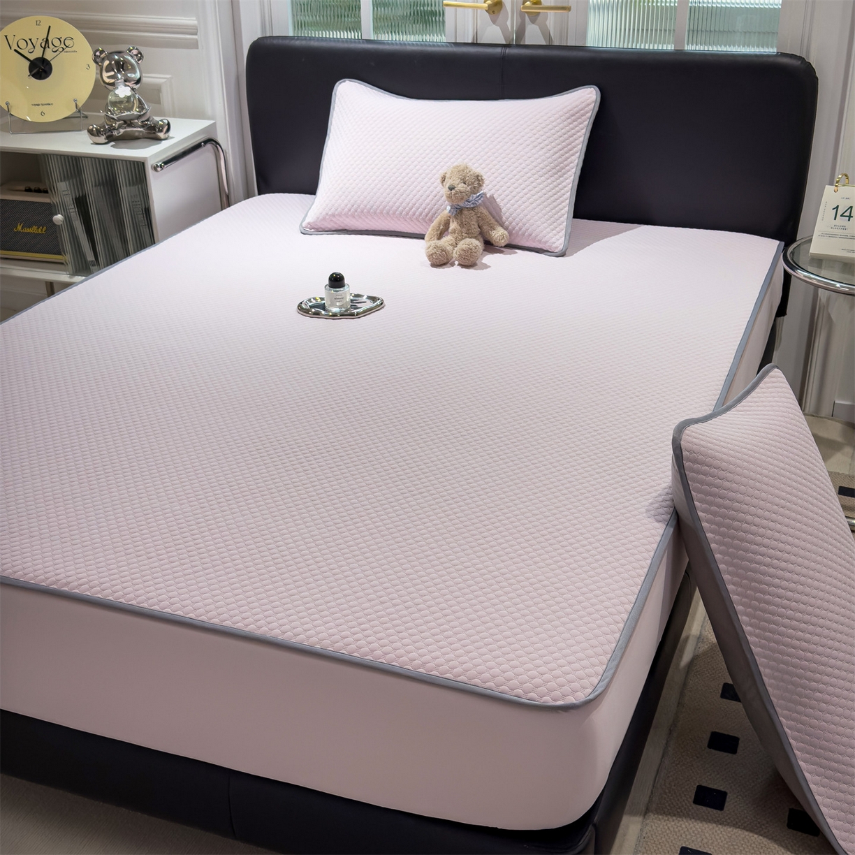 91家纺网 家纺一手货源 找家纺 乐家欣 2025新款A类5A抗菌级针织豆豆床笠系列 豆豆床笠-蜜桃粉