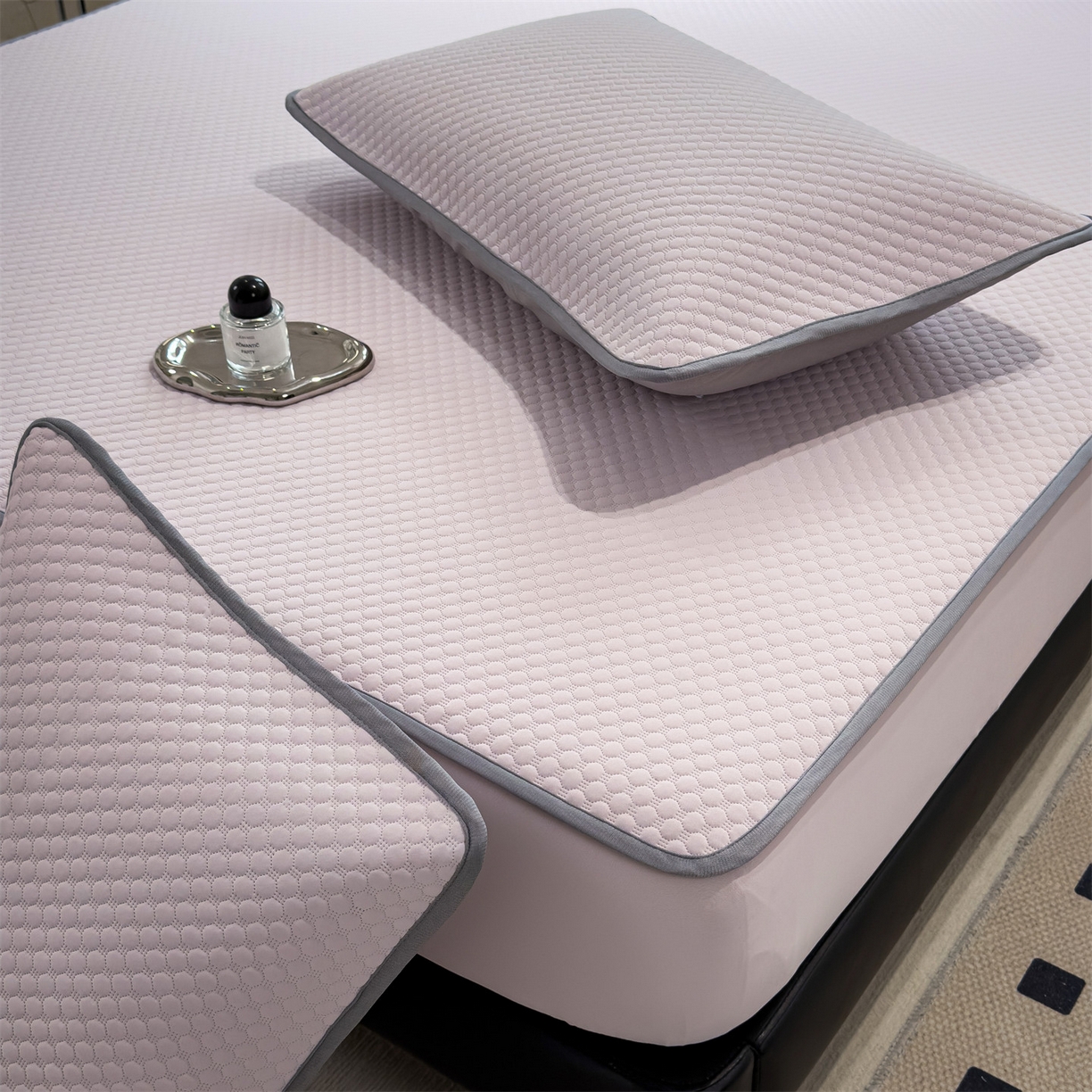 91家纺网 家纺一手货源 找家纺 乐家欣 2025新款A类5A抗菌级针织豆豆床笠系列 豆豆床笠-蜜桃粉