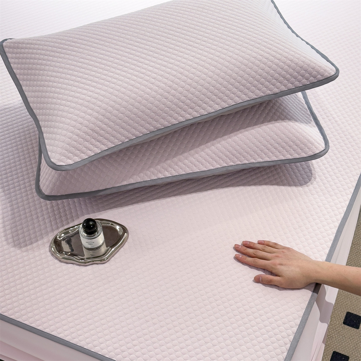 91家纺网 家纺一手货源 找家纺 乐家欣 2025新款A类5A抗菌级针织豆豆床笠系列 豆豆床笠-蜜桃粉