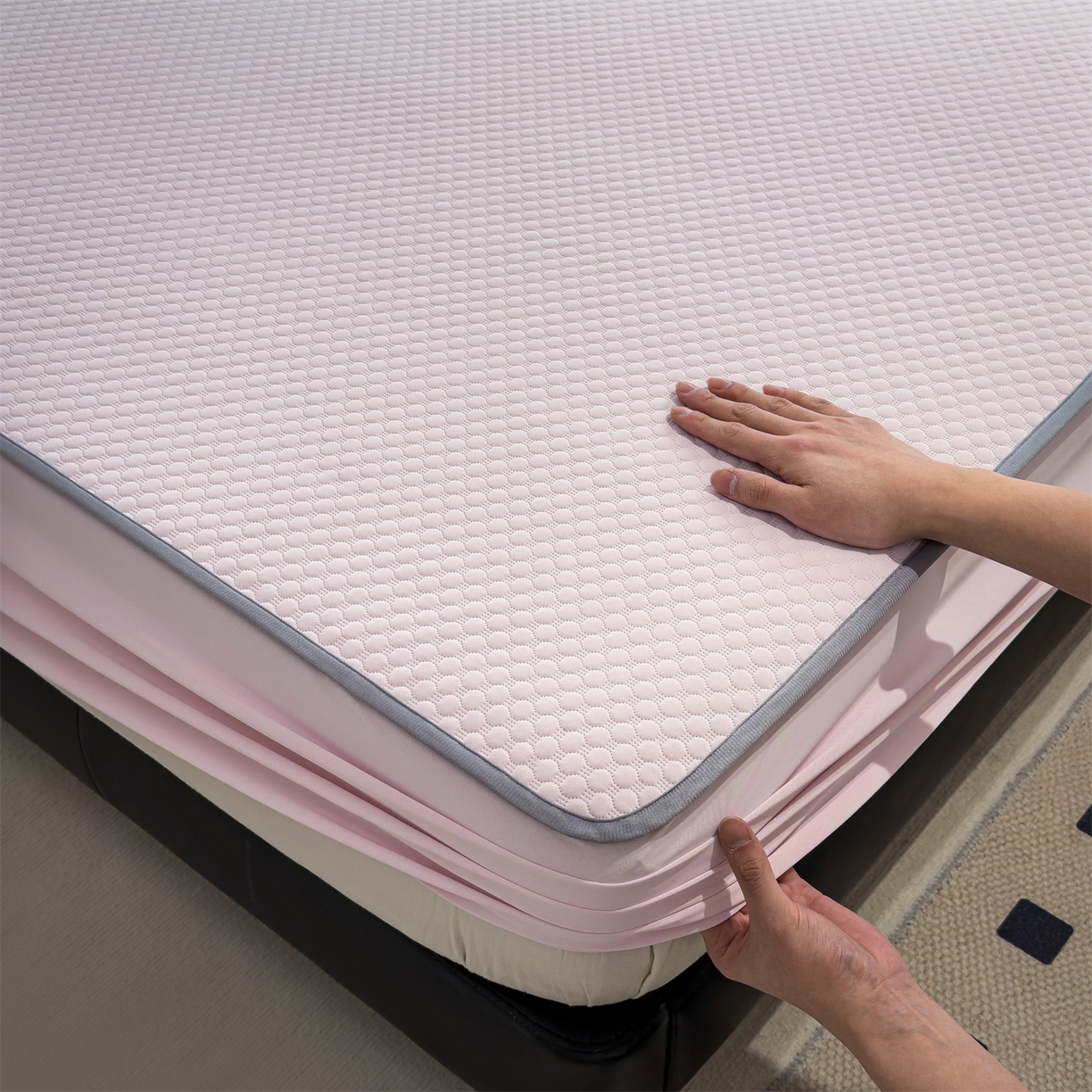 91家纺网 家纺一手货源 找家纺 乐家欣 2025新款A类5A抗菌级针织豆豆床笠系列 豆豆床笠-蜜桃粉