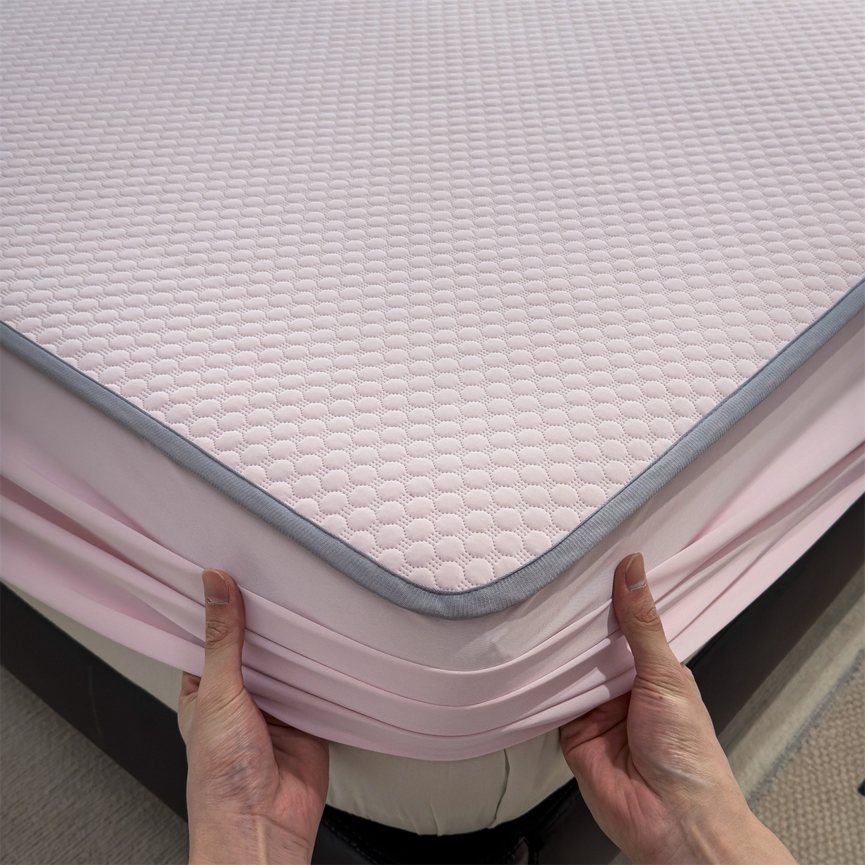 91家纺网 家纺一手货源 找家纺 乐家欣 2025新款A类5A抗菌级针织豆豆床笠系列 豆豆床笠-蜜桃粉