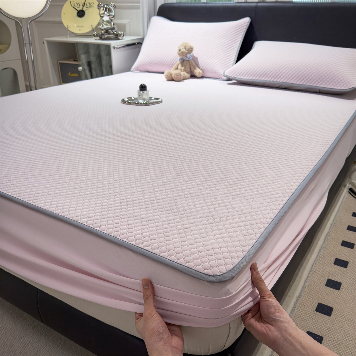 91家纺网 家纺一手货源 找家纺 乐家欣 2025新款A类5A抗菌级针织豆豆床笠系列 豆豆床笠-蜜桃粉