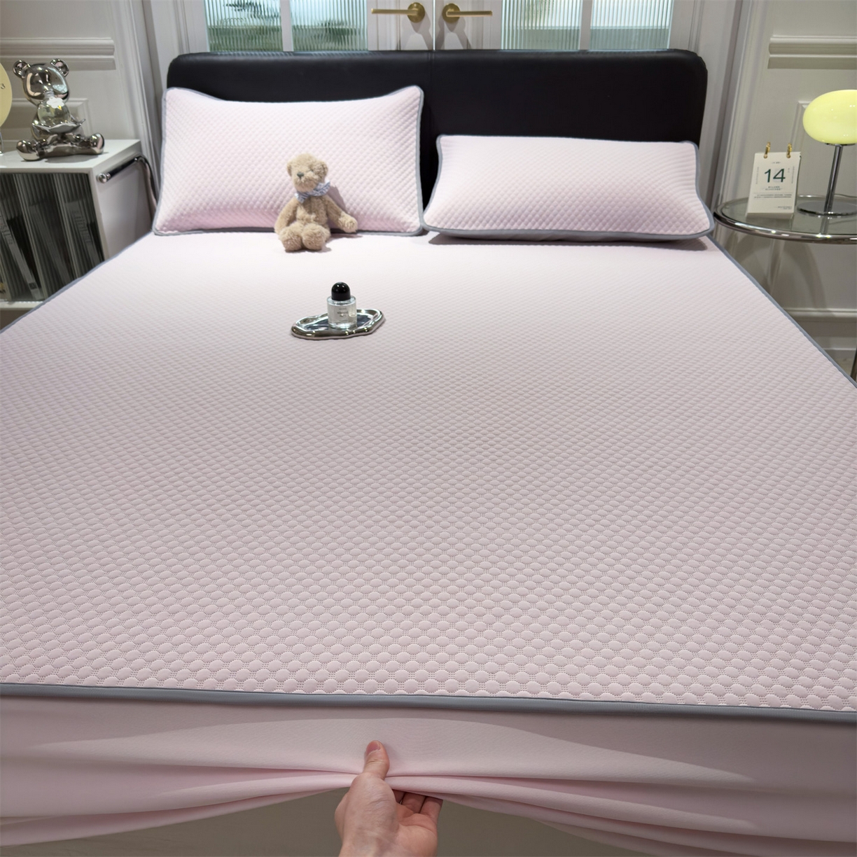 91家纺网 家纺一手货源 找家纺 乐家欣 2025新款A类5A抗菌级针织豆豆床笠系列 豆豆床笠-蜜桃粉