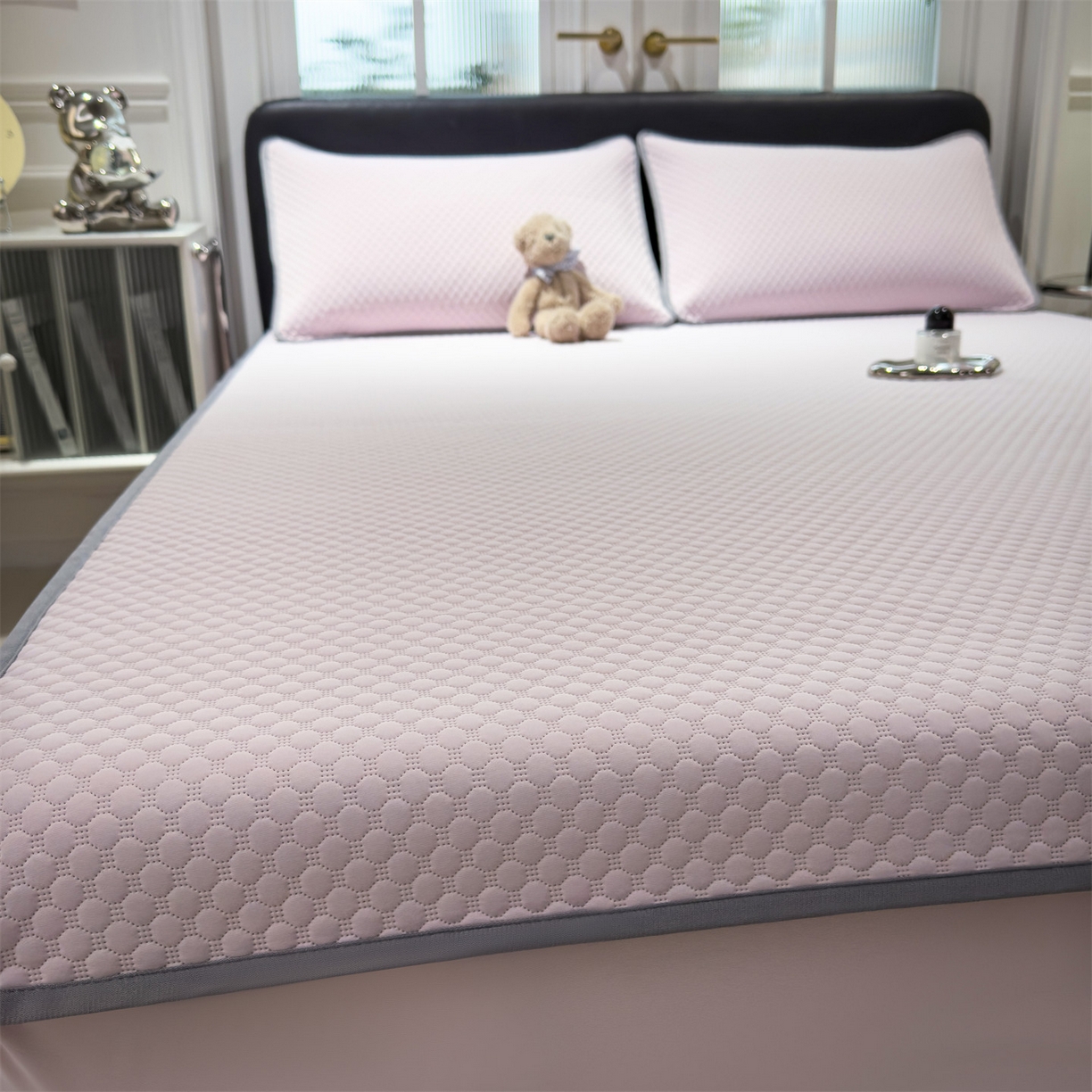 91家纺网 家纺一手货源 找家纺 乐家欣 2025新款A类5A抗菌级针织豆豆床笠系列 豆豆床笠-蜜桃粉