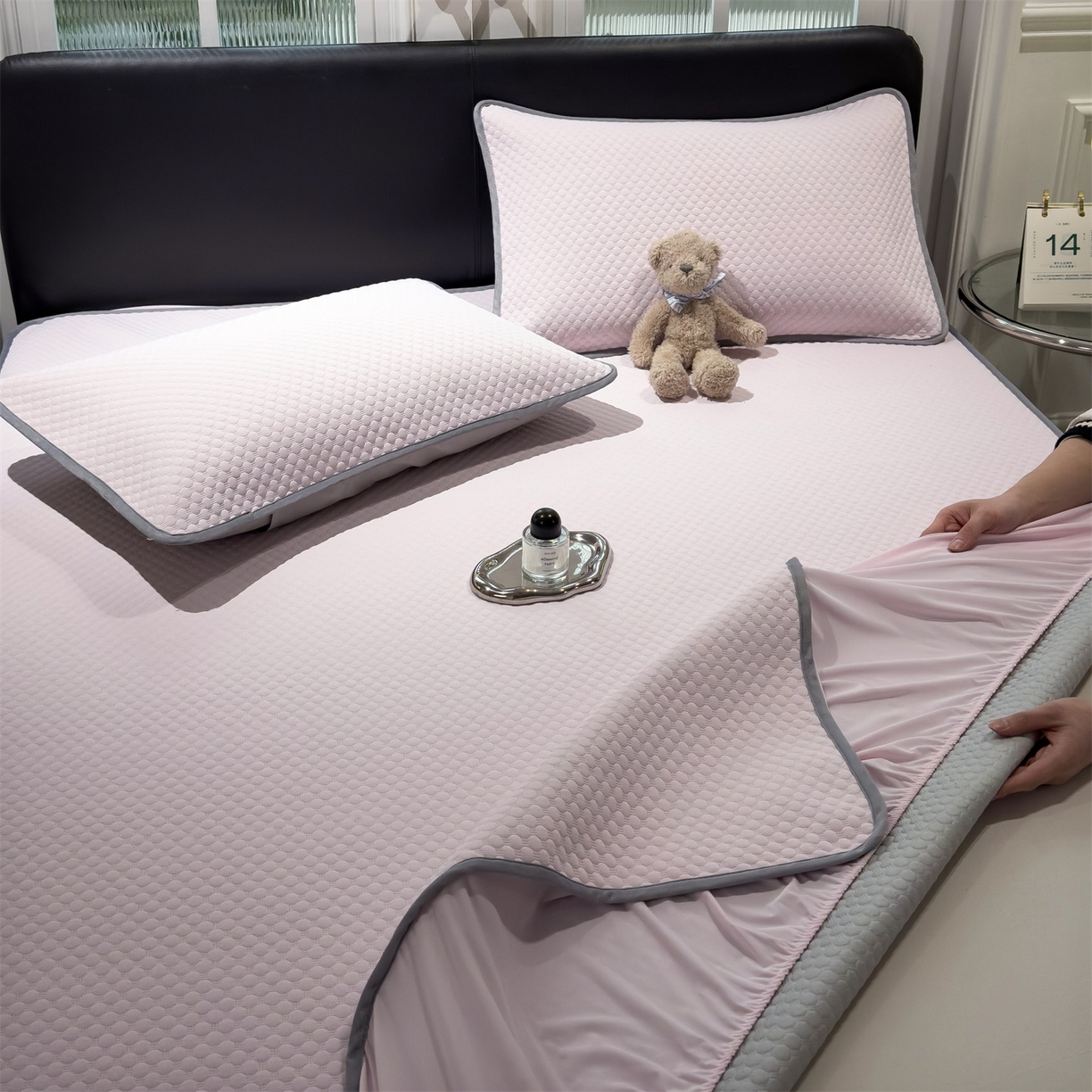 91家纺网 家纺一手货源 找家纺 乐家欣 2025新款A类5A抗菌级针织豆豆床笠系列 豆豆床笠-蜜桃粉