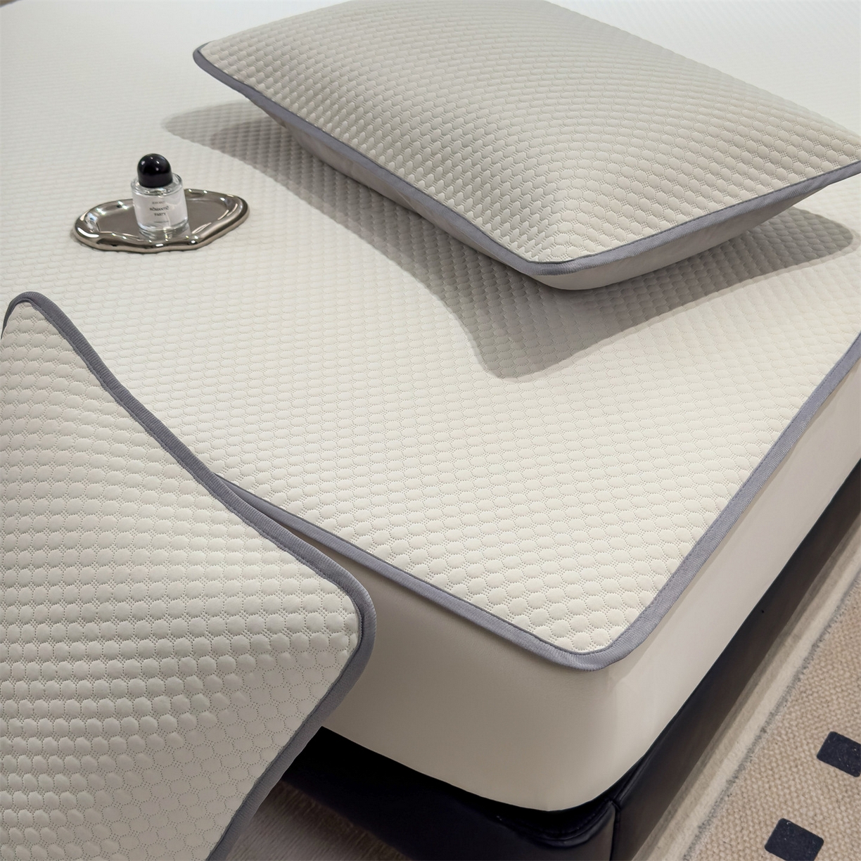 91家纺网 家纺一手货源 找家纺 乐家欣 2025新款A类5A抗菌级针织豆豆床笠系列 豆豆床笠-奶昔白