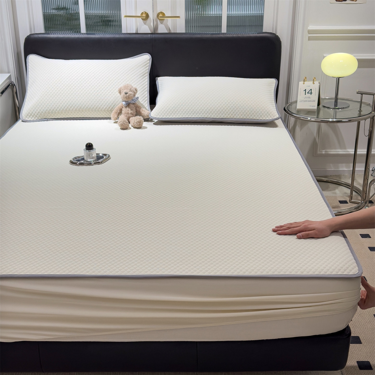 91家纺网 家纺一手货源 找家纺 乐家欣 2025新款A类5A抗菌级针织豆豆床笠系列 豆豆床笠-奶昔白