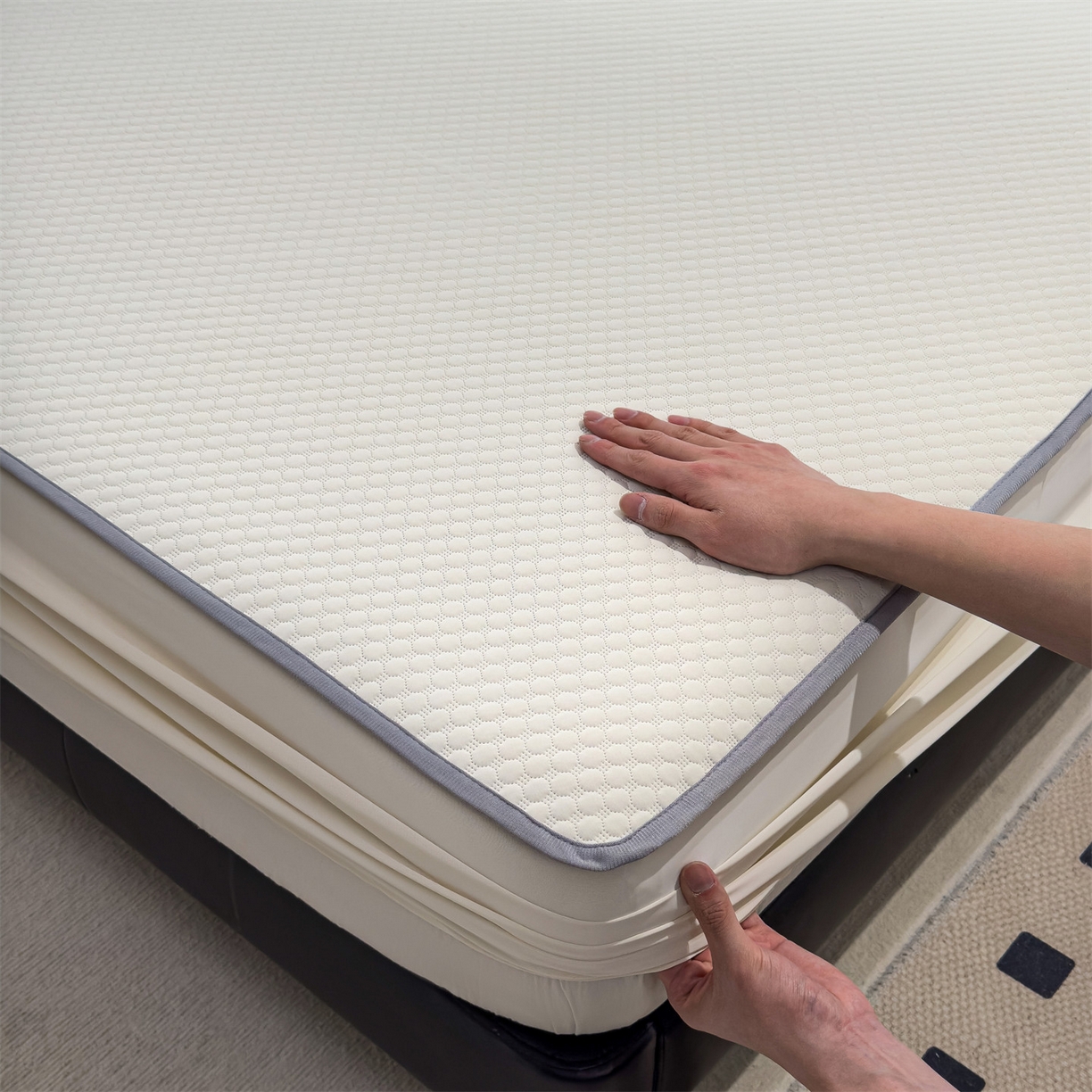 91家纺网 家纺一手货源 找家纺 乐家欣 2025新款A类5A抗菌级针织豆豆床笠系列 豆豆床笠-奶昔白