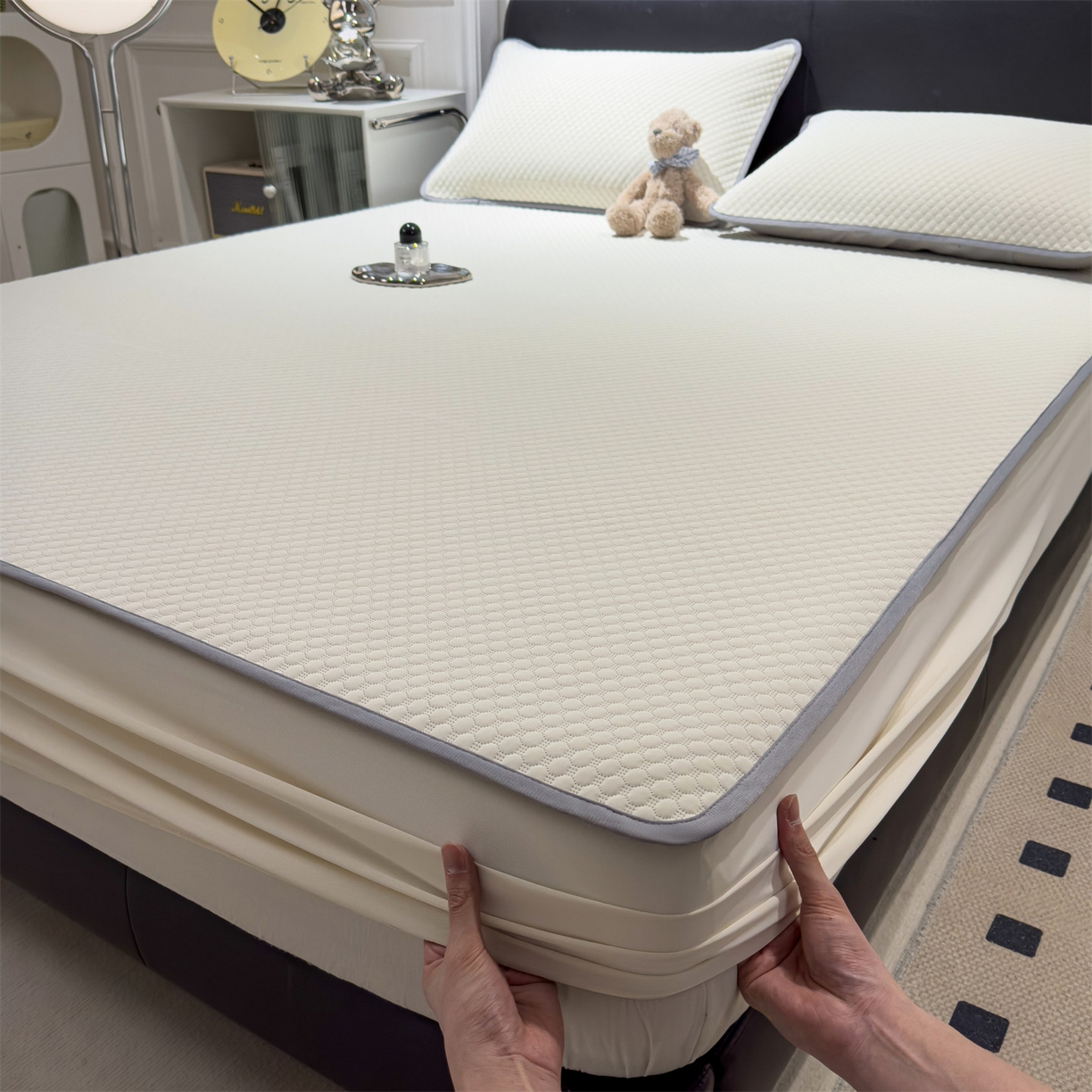 91家纺网 家纺一手货源 找家纺 乐家欣 2025新款A类5A抗菌级针织豆豆床笠系列 豆豆床笠-奶昔白