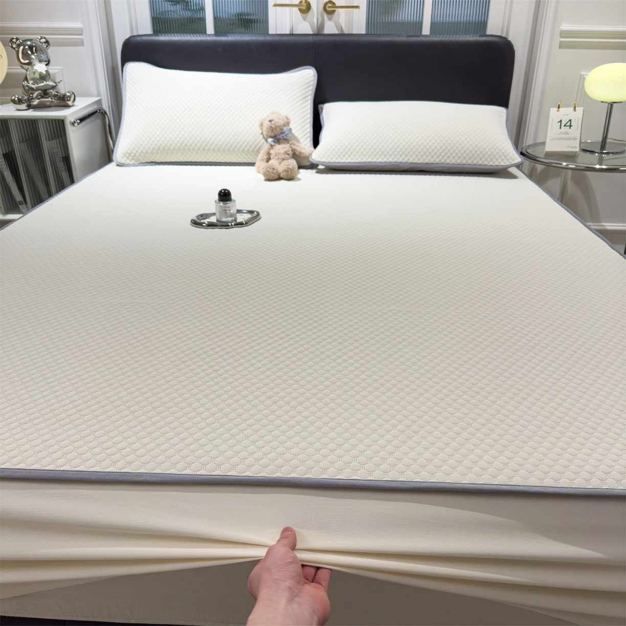 91家纺网 家纺一手货源 找家纺 乐家欣 2025新款A类5A抗菌级针织豆豆床笠系列 豆豆床笠-奶昔白