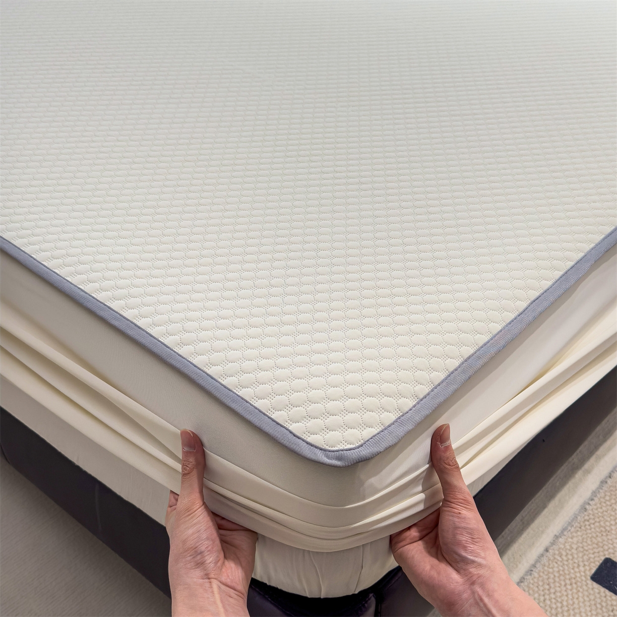 91家纺网 家纺一手货源 找家纺 乐家欣 2025新款A类5A抗菌级针织豆豆床笠系列 豆豆床笠-奶昔白