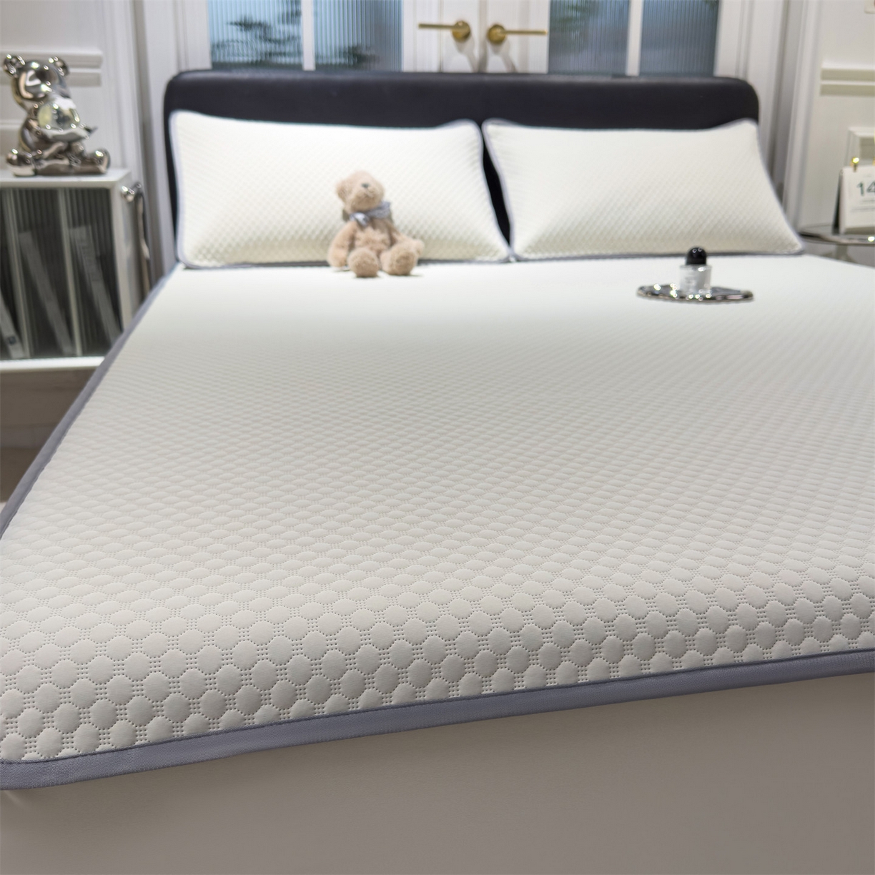 91家纺网 家纺一手货源 找家纺 乐家欣 2025新款A类5A抗菌级针织豆豆床笠系列 豆豆床笠-奶昔白