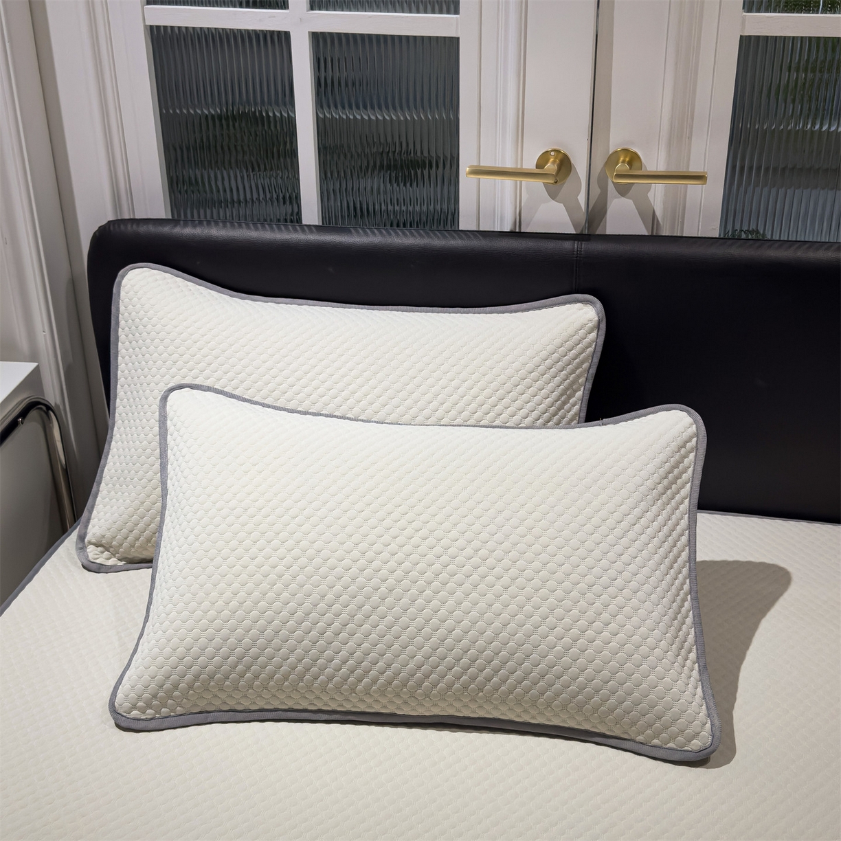 91家纺网 家纺一手货源 找家纺 乐家欣 2025新款A类5A抗菌级针织豆豆床笠系列 豆豆床笠-奶昔白