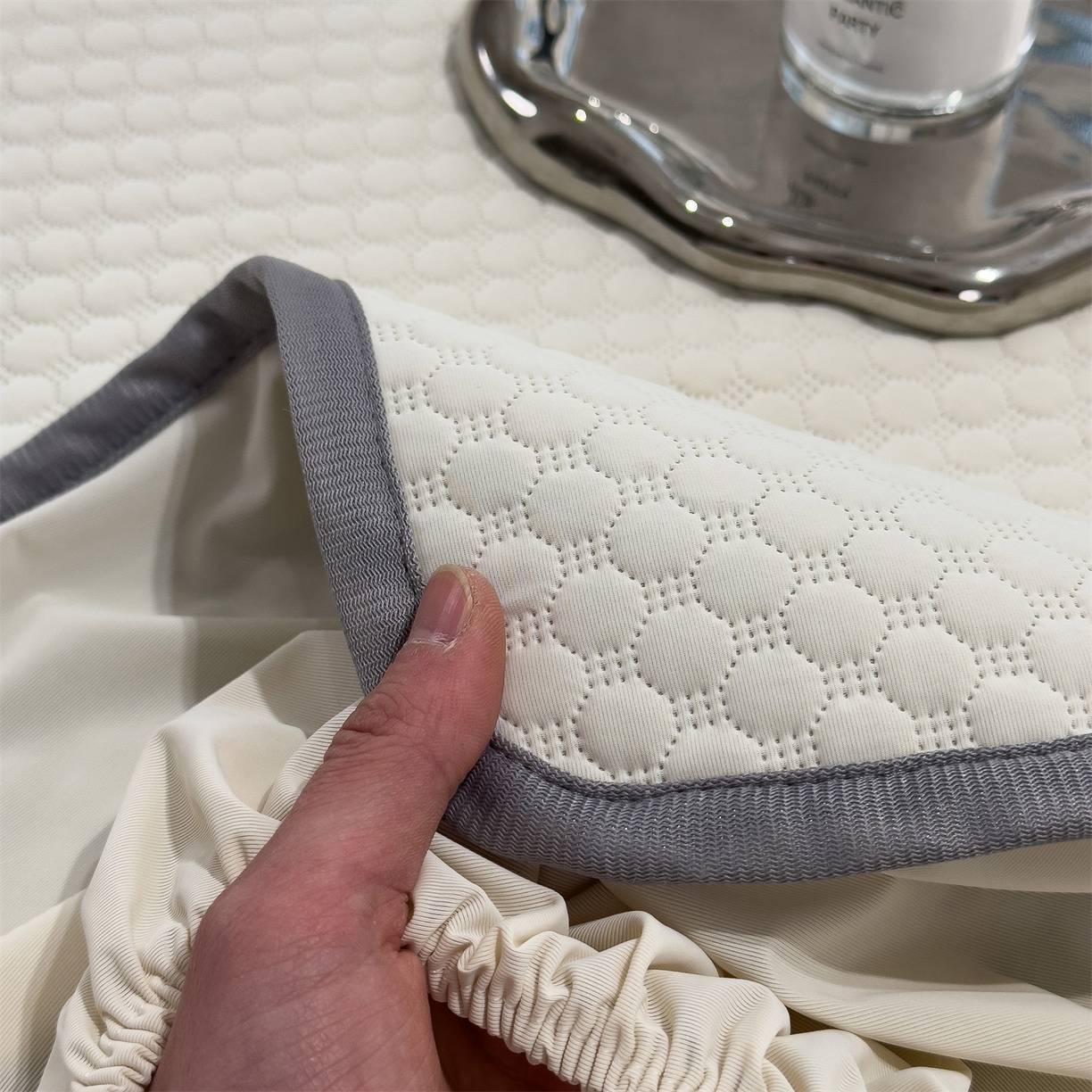 91家纺网 家纺一手货源 找家纺 乐家欣 2025新款A类5A抗菌级针织豆豆床笠系列 豆豆床笠-奶昔白