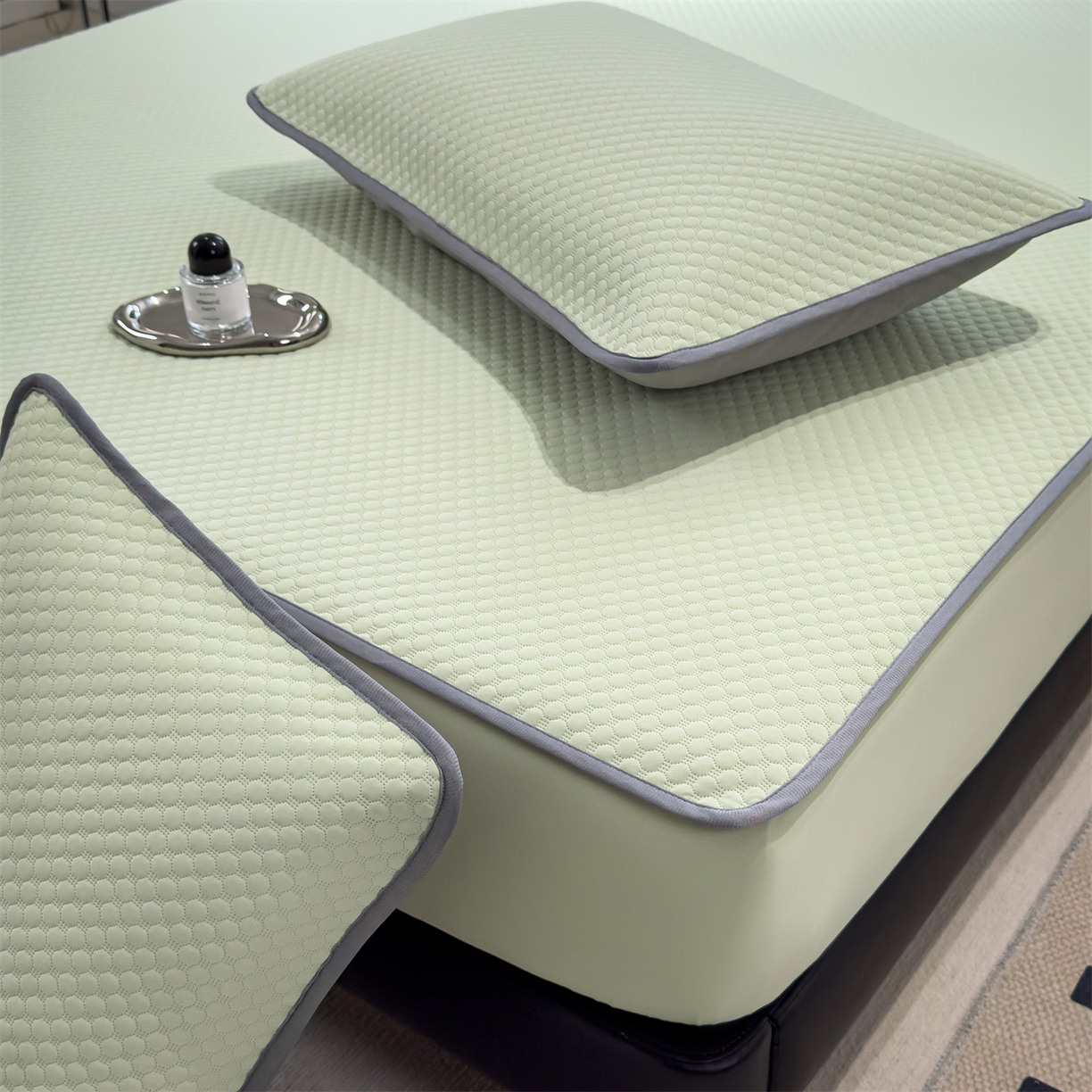 91家纺网 家纺一手货源 找家纺 乐家欣 2025新款A类5A抗菌级针织豆豆床笠系列 豆豆床笠-嫩绿