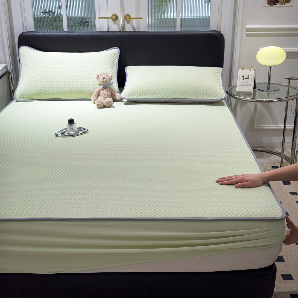 91家纺网 家纺一手货源 找家纺 乐家欣 2025新款A类5A抗菌级针织豆豆床笠系列 豆豆床笠-嫩绿