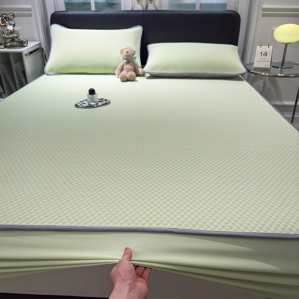 91家纺网 家纺一手货源 找家纺 乐家欣 2025新款A类5A抗菌级针织豆豆床笠系列 豆豆床笠-嫩绿