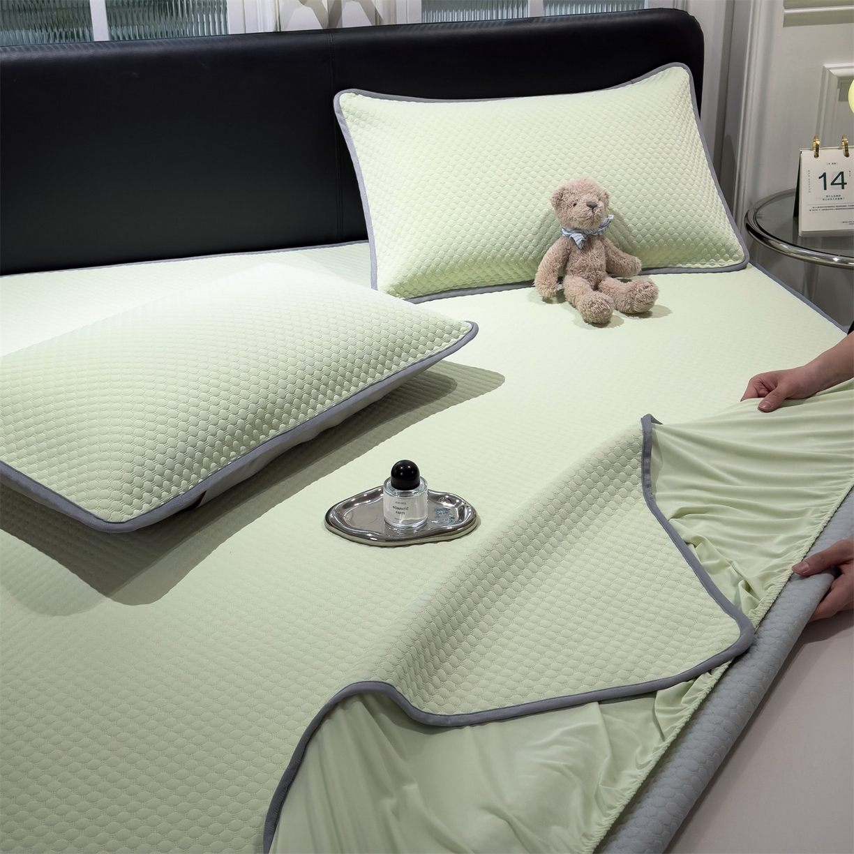 91家纺网 家纺一手货源 找家纺 乐家欣 2025新款A类5A抗菌级针织豆豆床笠系列 豆豆床笠-嫩绿