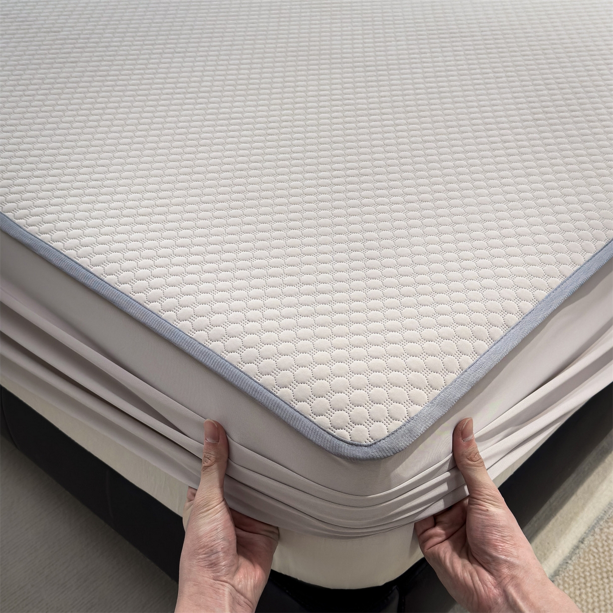 91家纺网 家纺一手货源 找家纺 乐家欣 2025新款A类5A抗菌级针织豆豆床笠系列 豆豆床笠-浅灰