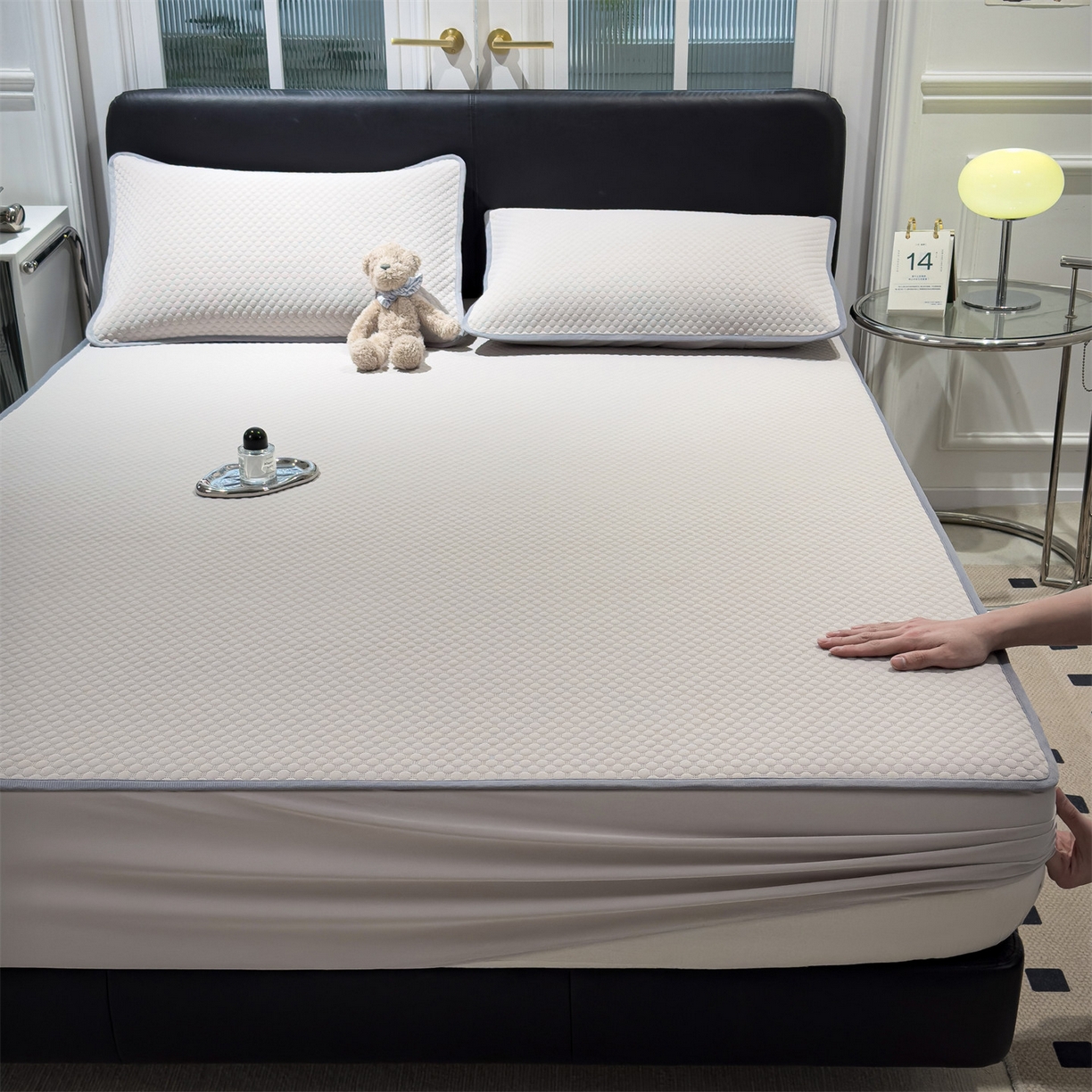 91家纺网 家纺一手货源 找家纺 乐家欣 2025新款A类5A抗菌级针织豆豆床笠系列 豆豆床笠-浅灰