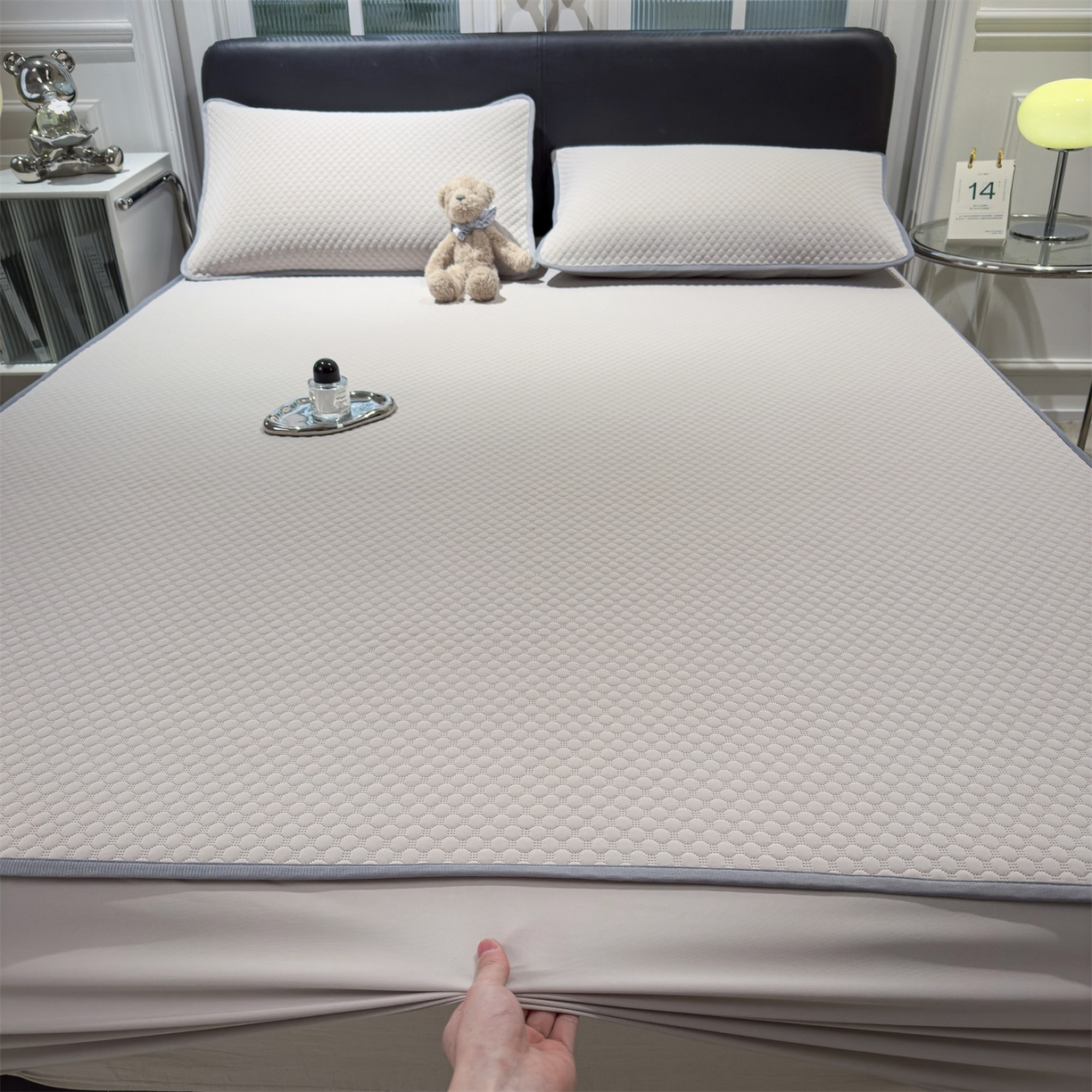 91家纺网 家纺一手货源 找家纺 乐家欣 2025新款A类5A抗菌级针织豆豆床笠系列 豆豆床笠-浅灰