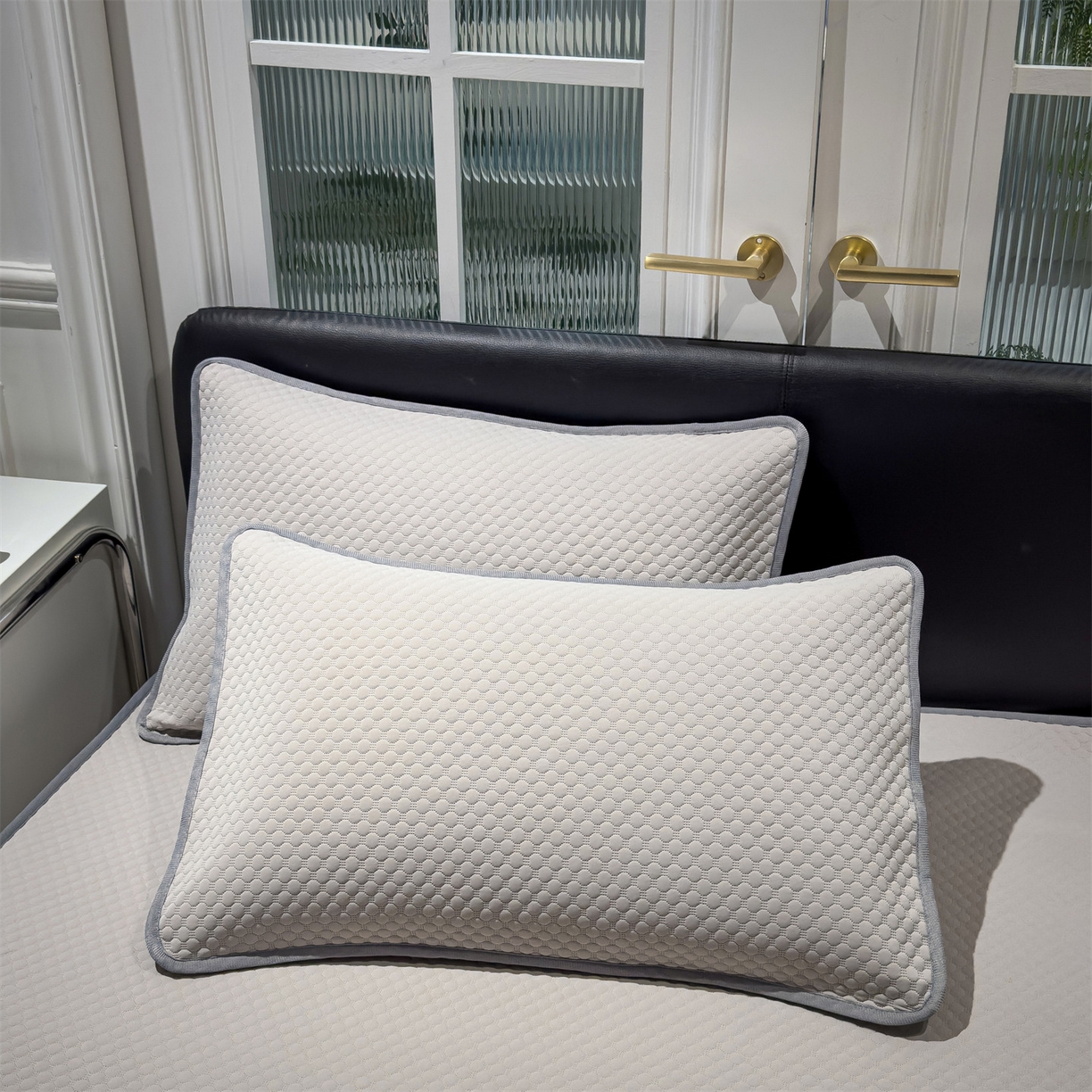 91家纺网 家纺一手货源 找家纺 乐家欣 2025新款A类5A抗菌级针织豆豆床笠系列 豆豆床笠-浅灰