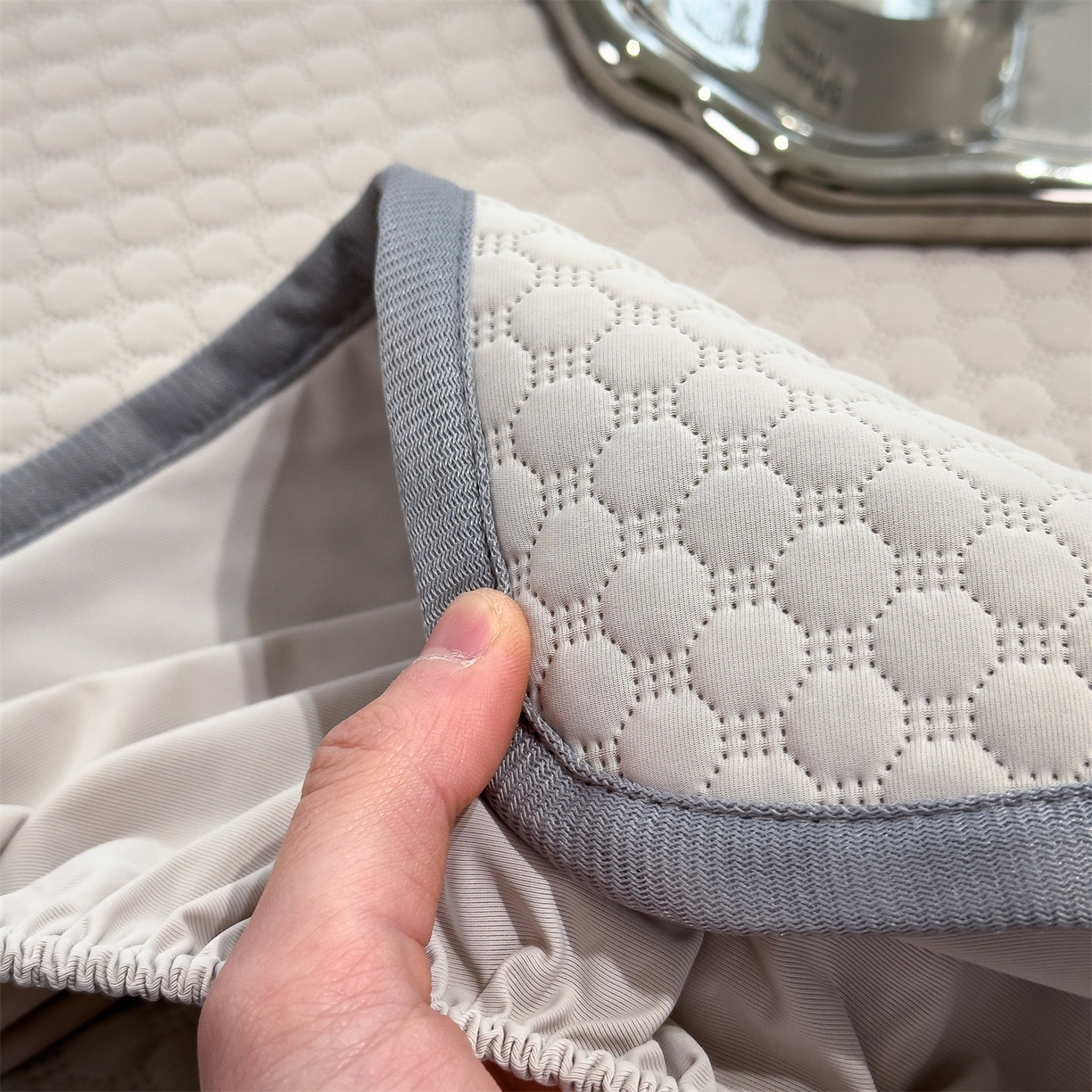 91家纺网 家纺一手货源 找家纺 乐家欣 2025新款A类5A抗菌级针织豆豆床笠系列 豆豆床笠-浅灰