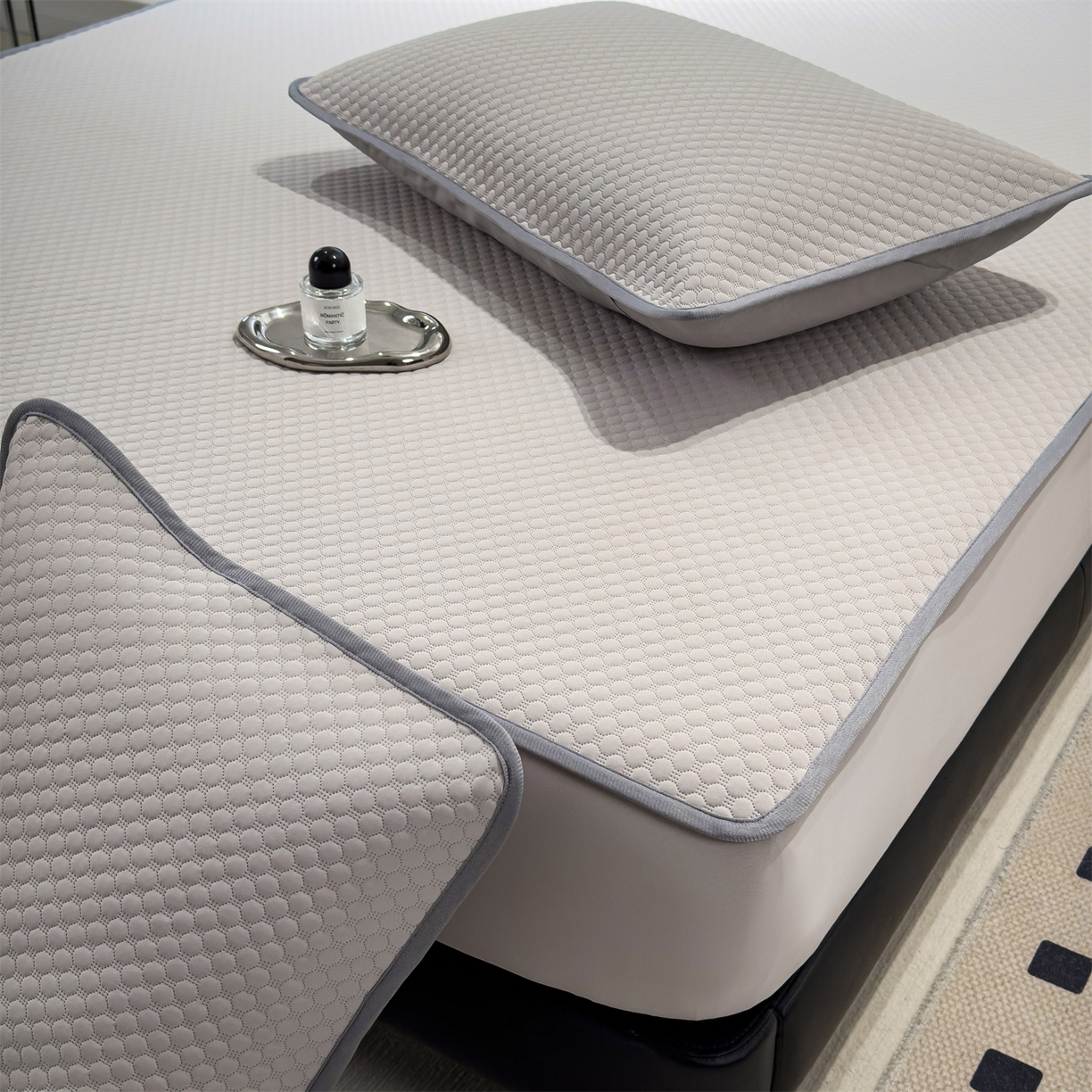 91家纺网 家纺一手货源 找家纺 乐家欣 2025新款A类5A抗菌级针织豆豆床笠系列 豆豆床笠-浅灰