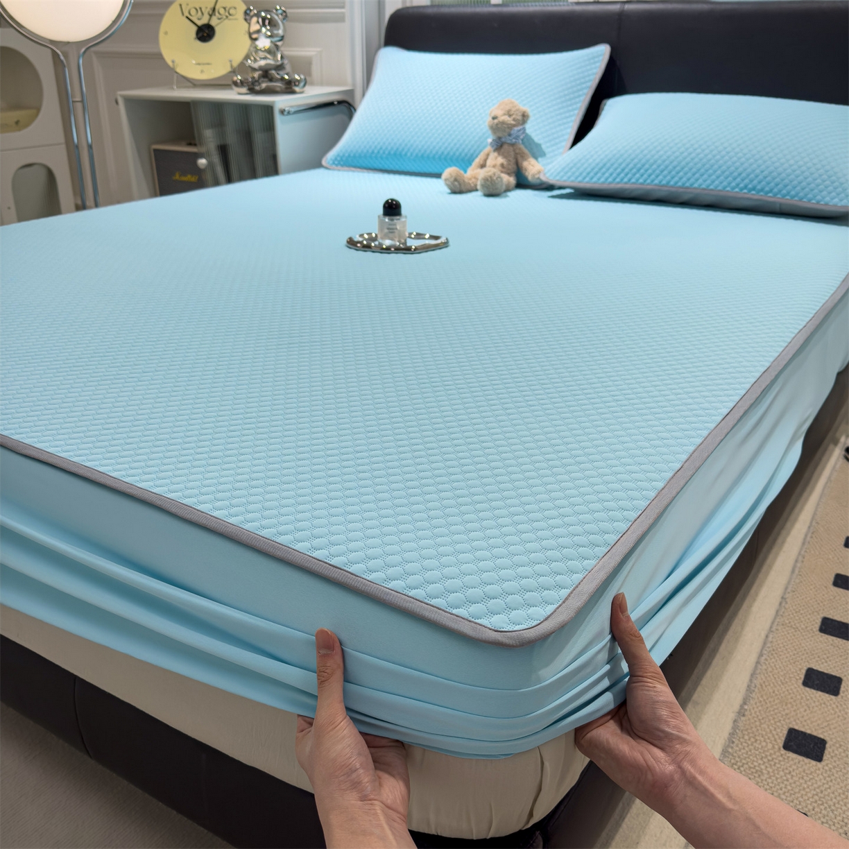 91家纺网 家纺一手货源 找家纺 乐家欣 2025新款A类5A抗菌级针织豆豆床笠系列 豆豆床笠-清水蓝