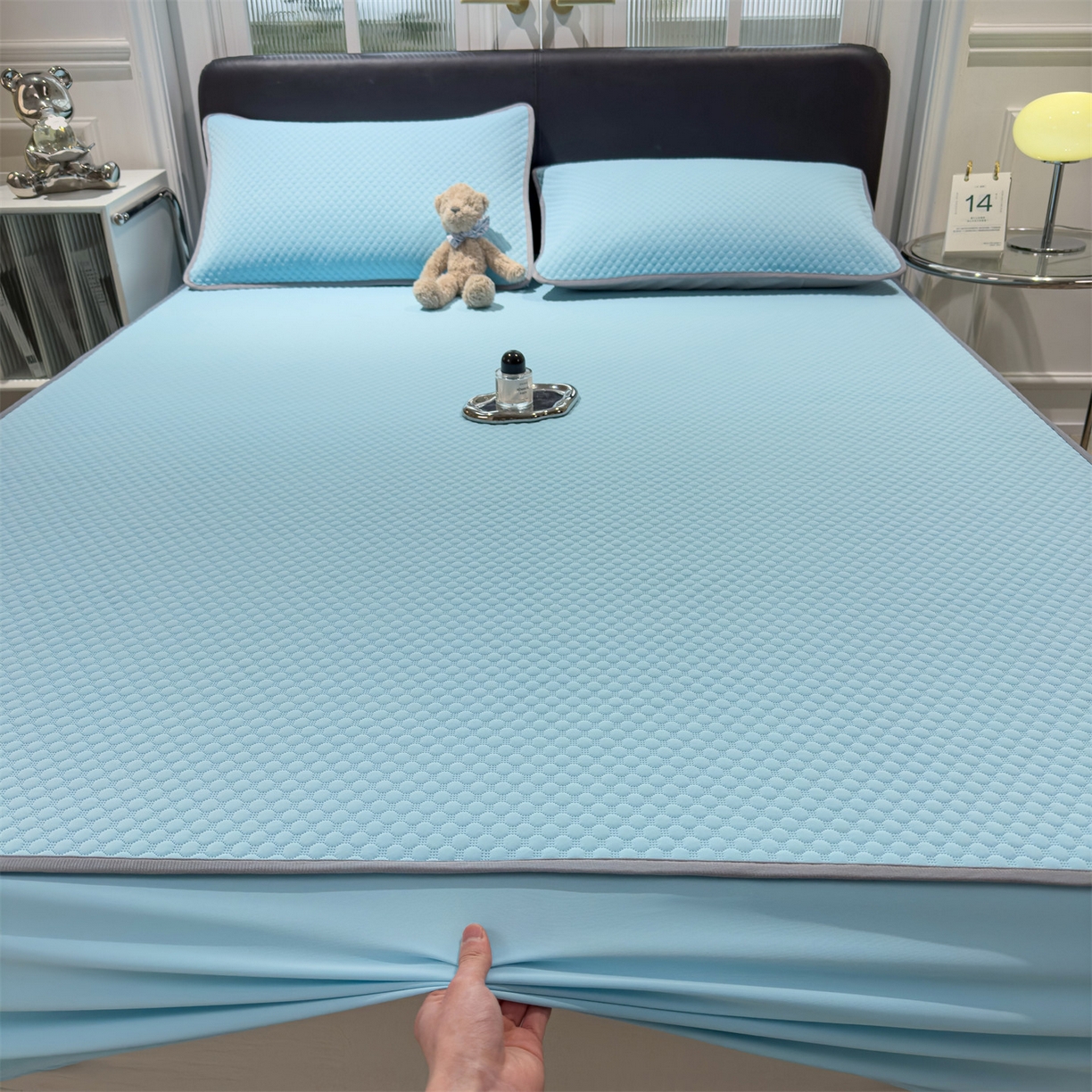 91家纺网 家纺一手货源 找家纺 乐家欣 2025新款A类5A抗菌级针织豆豆床笠系列 豆豆床笠-清水蓝