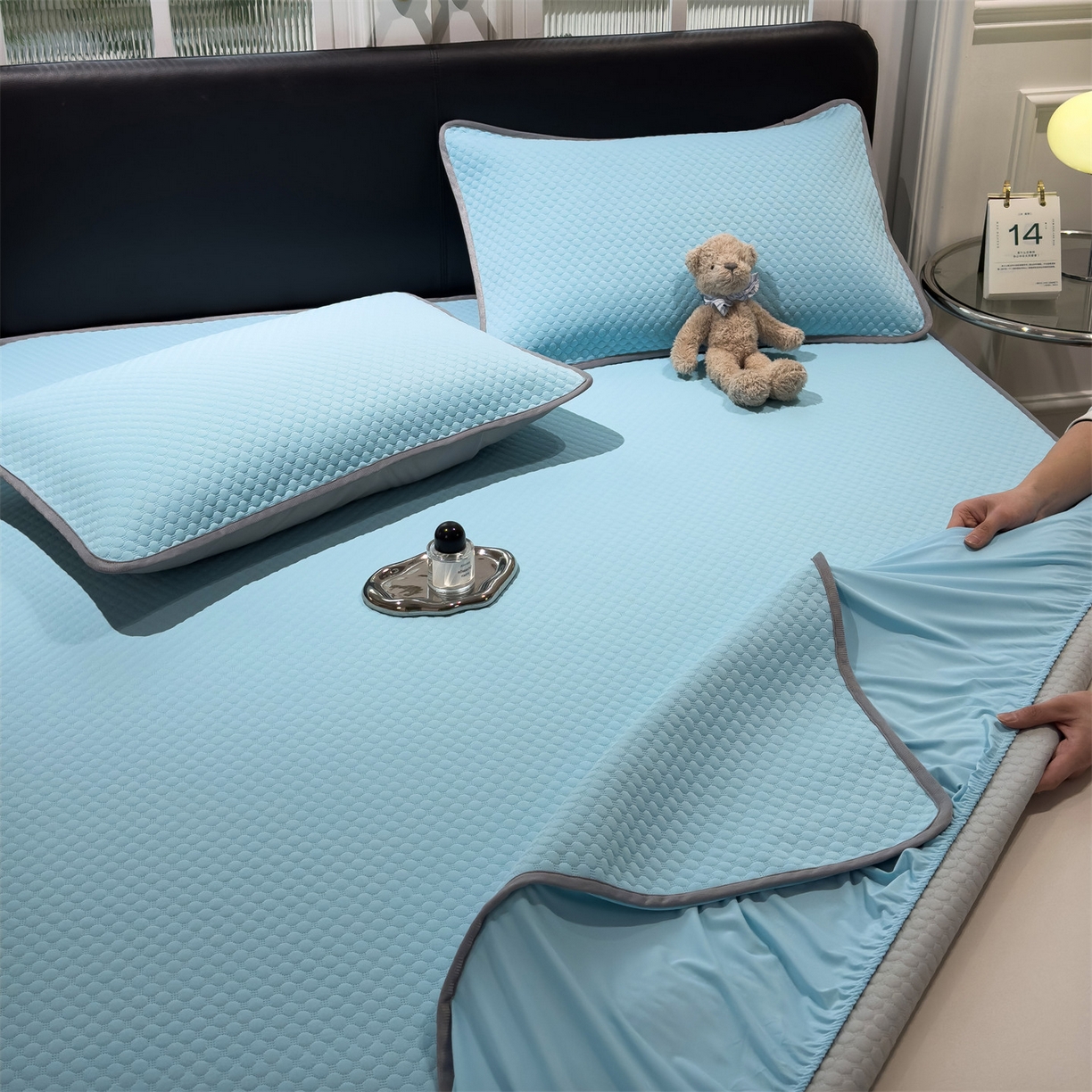 91家纺网 家纺一手货源 找家纺 乐家欣 2025新款A类5A抗菌级针织豆豆床笠系列 豆豆床笠-清水蓝