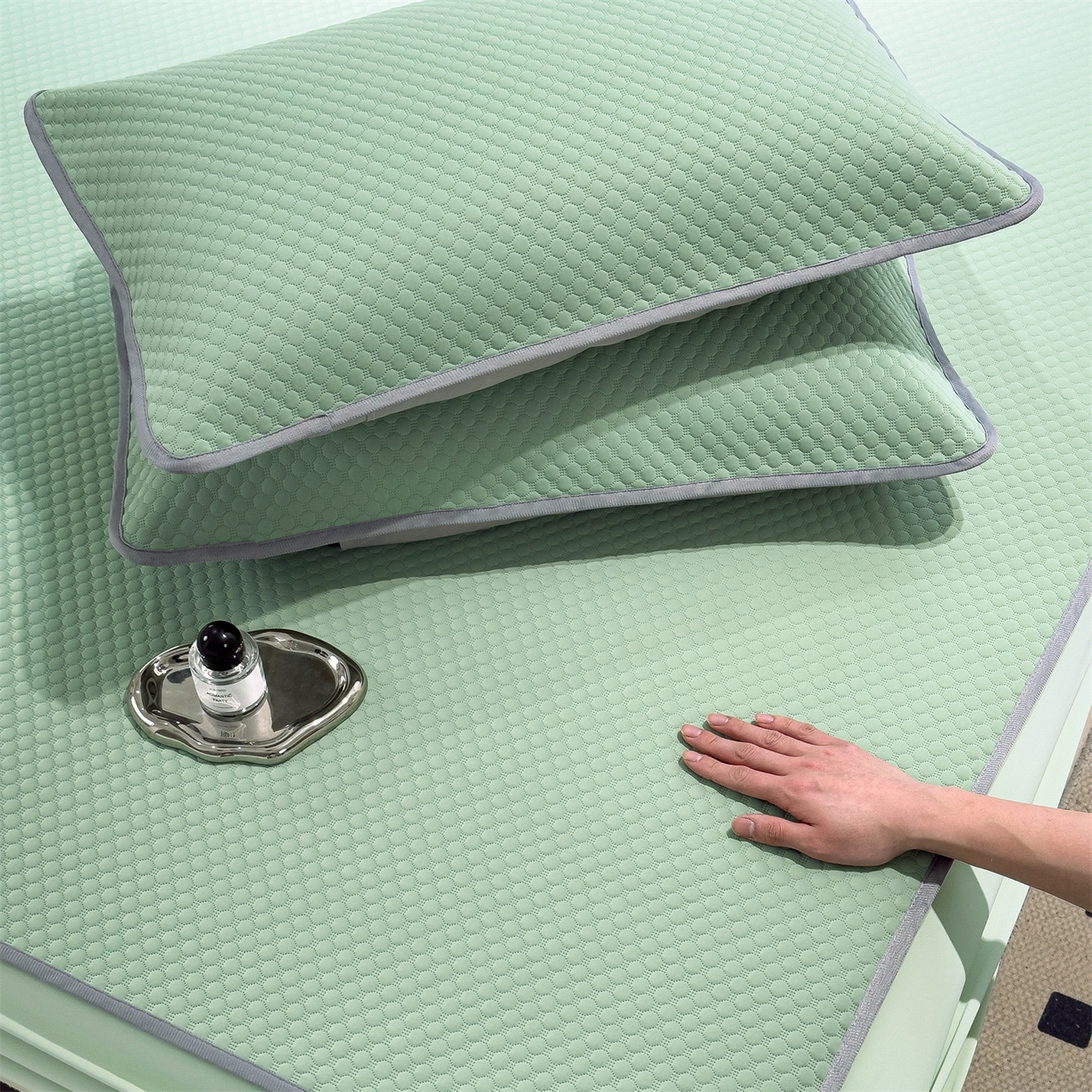 91家纺网 家纺一手货源 找家纺 乐家欣 2025新款A类5A抗菌级针织豆豆床笠系列 豆豆床笠-松绿