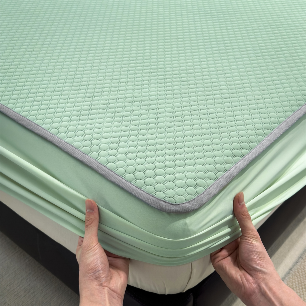 91家纺网 家纺一手货源 找家纺 乐家欣 2025新款A类5A抗菌级针织豆豆床笠系列 豆豆床笠-松绿