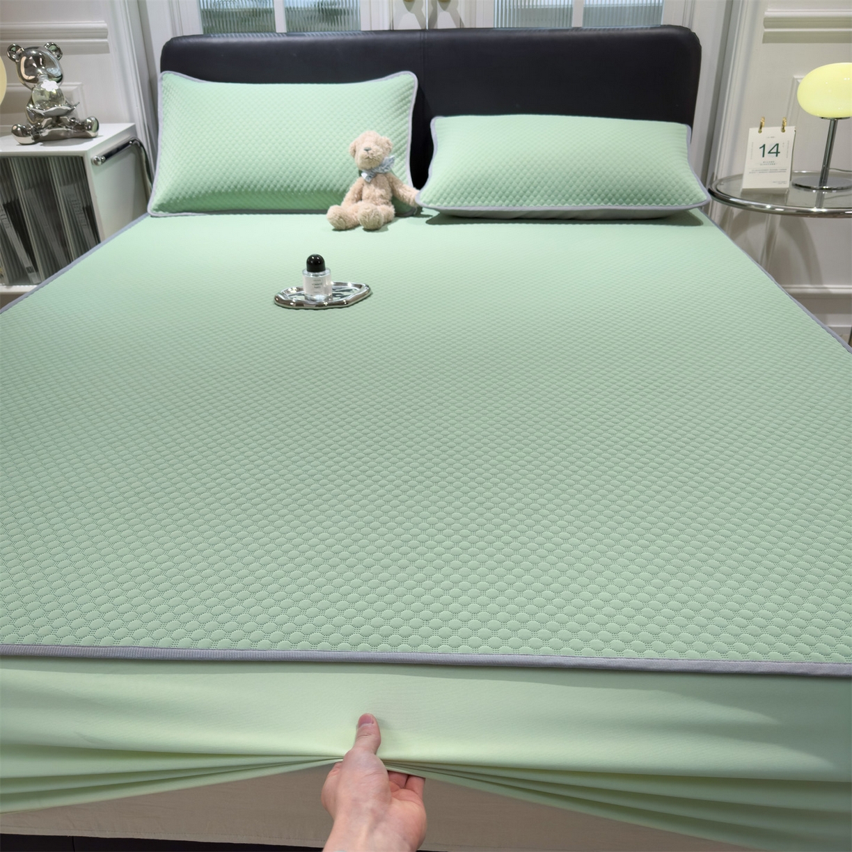 91家纺网 家纺一手货源 找家纺 乐家欣 2025新款A类5A抗菌级针织豆豆床笠系列 豆豆床笠-松绿