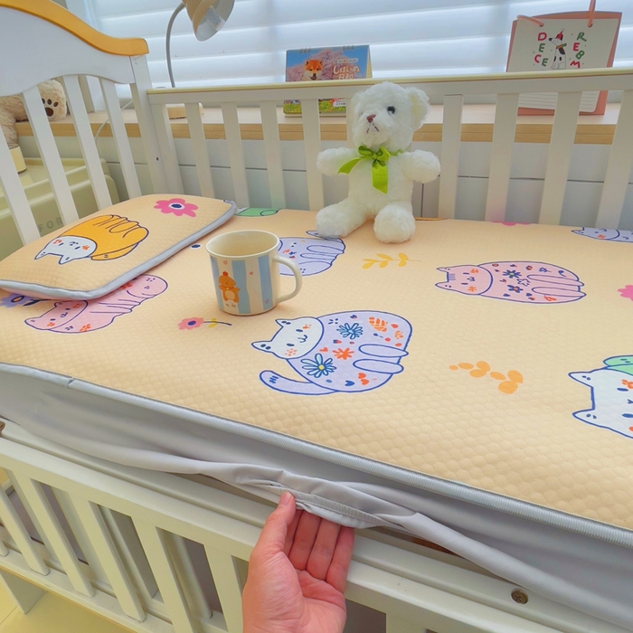 91家纺网 家纺一手货源 找家纺 小叮当家纺仓储工厂店 （提供买家秀 爆款花型 不断货）2025新款冰豆豆儿童卡通凉席床笠 小猫