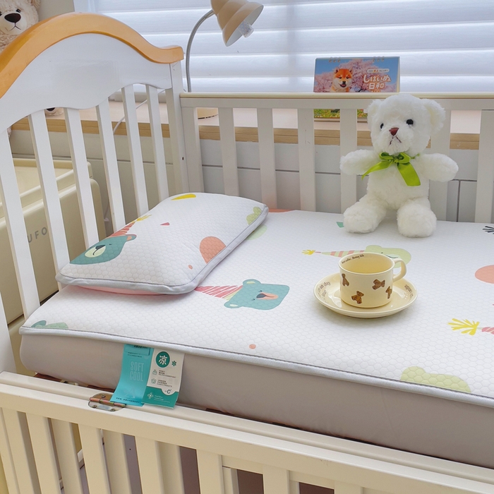 91家纺网 家纺一手货源 找家纺 小叮当家纺仓储工厂店 （提供买家秀 爆款花型 不断货）2025新款冰豆豆儿童卡通凉席床笠 菠萝小熊