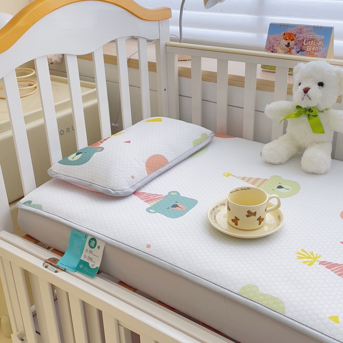 91家纺网 家纺一手货源 找家纺 小叮当家纺仓储工厂店 （提供买家秀 爆款花型 不断货）2025新款冰豆豆儿童卡通凉席床笠 菠萝小熊