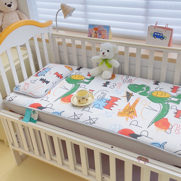 91家纺网 家纺一手货源 找家纺 小叮当家纺仓储工厂店 （提供买家秀 爆款花型 不断货）2025新款冰豆豆儿童卡通凉席床笠 恐龙