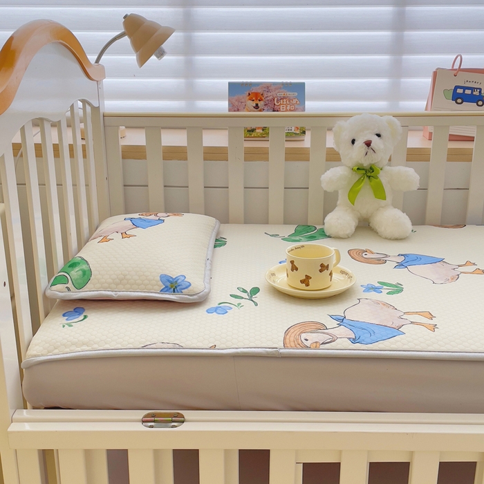 91家纺网 家纺一手货源 找家纺 小叮当家纺仓储工厂店 （提供买家秀 爆款花型 不断货）2025新款冰豆豆儿童卡通凉席床笠 小鸭子