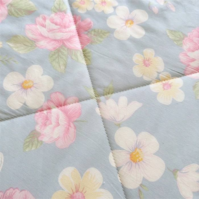 91家纺网 家纺一手货源 找家纺 蓝雀翎 2025新款全棉印花新疆棉花夏被 缤纷花朵