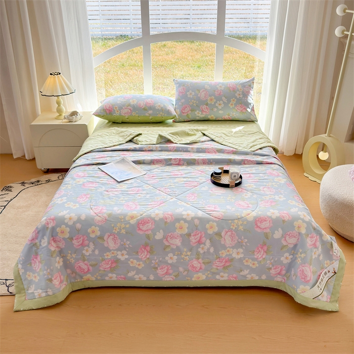 91家纺网 家纺一手货源 找家纺 蓝雀翎 2025新款全棉印花新疆棉花夏被 缤纷花朵