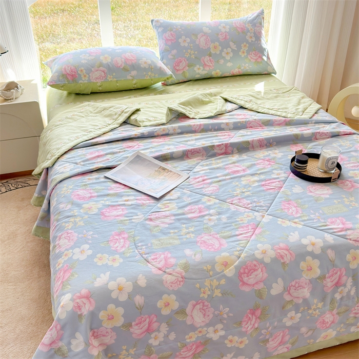 91家纺网 家纺一手货源 找家纺 蓝雀翎 2025新款全棉印花新疆棉花夏被 缤纷花朵