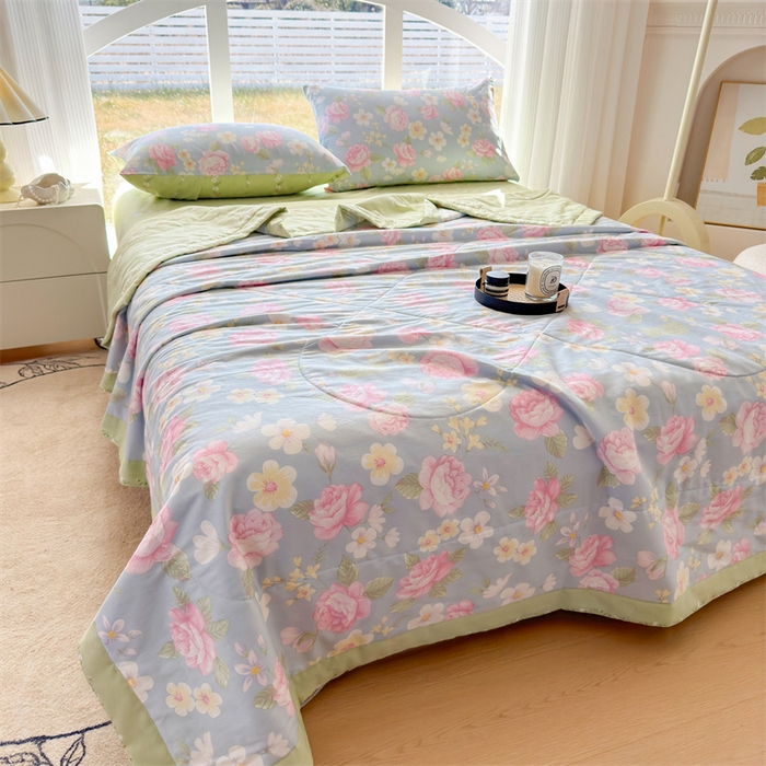 91家纺网 家纺一手货源 找家纺 蓝雀翎 2025新款全棉印花新疆棉花夏被 缤纷花朵