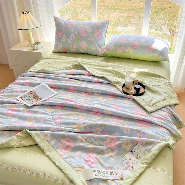 91家纺网 家纺一手货源 找家纺 蓝雀翎 2025新款全棉印花新疆棉花夏被 缤纷花朵