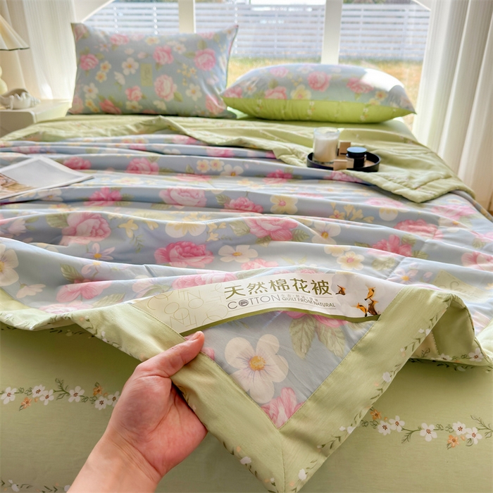 91家纺网 家纺一手货源 找家纺 蓝雀翎 2025新款全棉印花新疆棉花夏被 缤纷花朵
