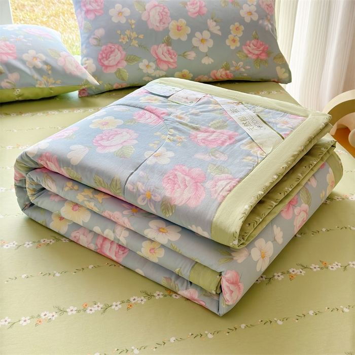 91家纺网 家纺一手货源 找家纺 蓝雀翎 2025新款全棉印花新疆棉花夏被 缤纷花朵
