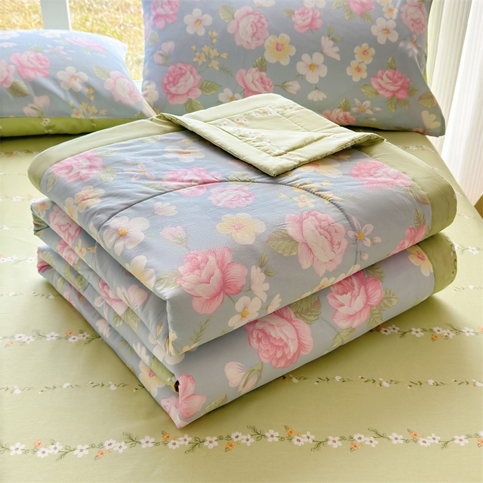 91家纺网 家纺一手货源 找家纺 蓝雀翎 2025新款全棉印花新疆棉花夏被 缤纷花朵