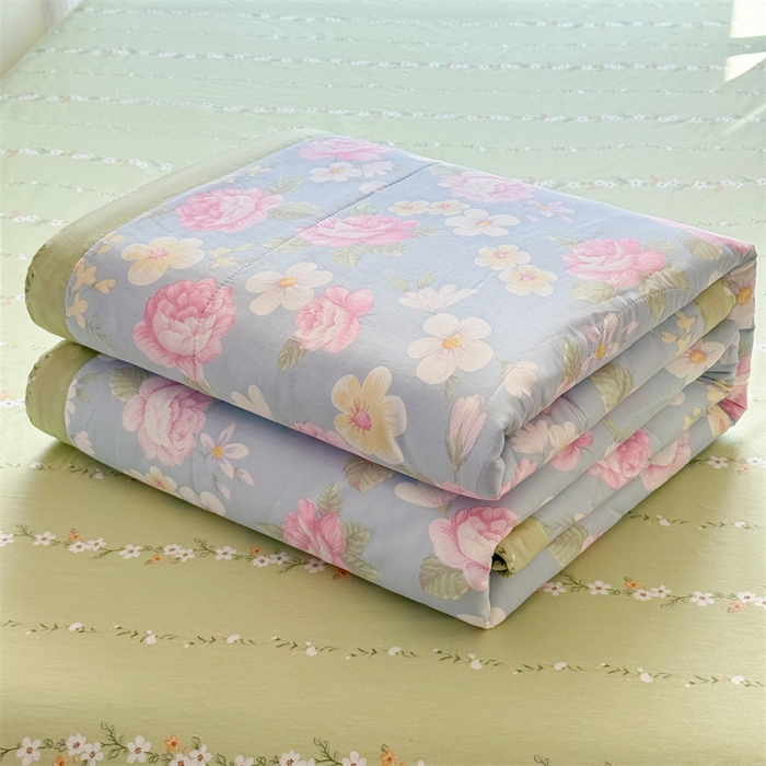 91家纺网 家纺一手货源 找家纺 蓝雀翎 2025新款全棉印花新疆棉花夏被 缤纷花朵