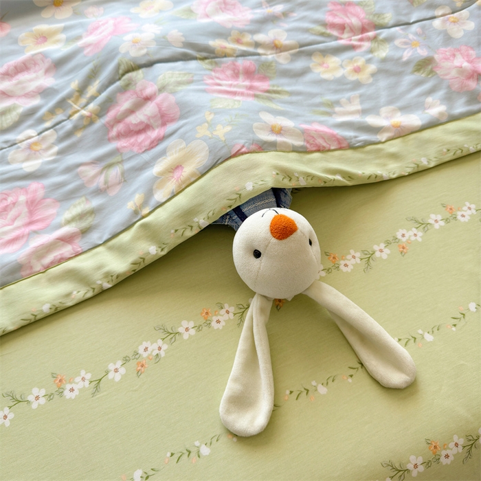 91家纺网 家纺一手货源 找家纺 蓝雀翎 2025新款全棉印花新疆棉花夏被 缤纷花朵